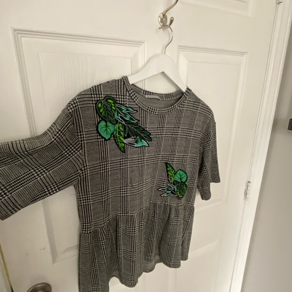 Zara Gray Houndstooth Leaf Patch Peplum Blouse
Size S - Picture 6 of 7